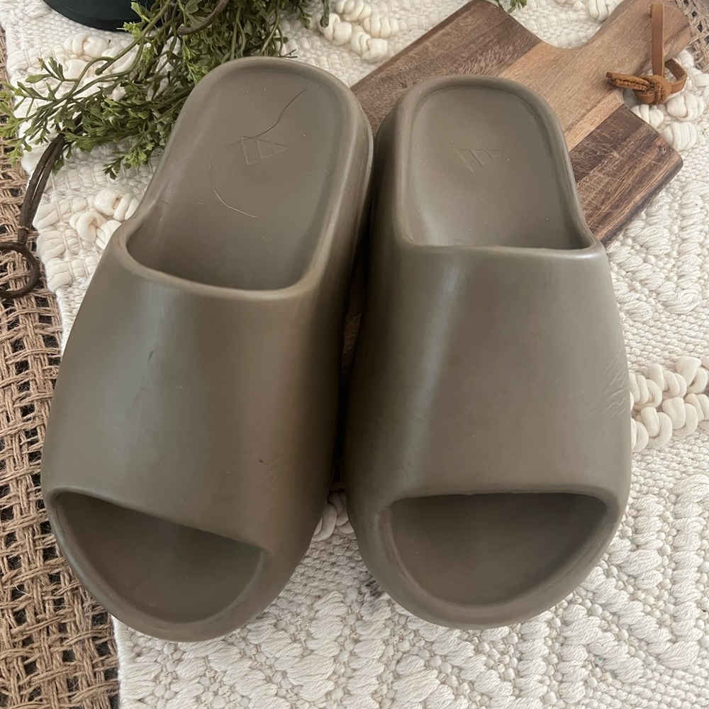 Size 4 yeezy slide